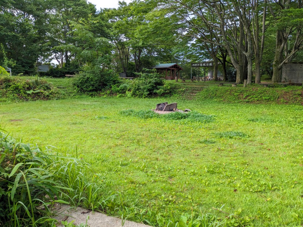 入口から見た刈安山キャンプ場