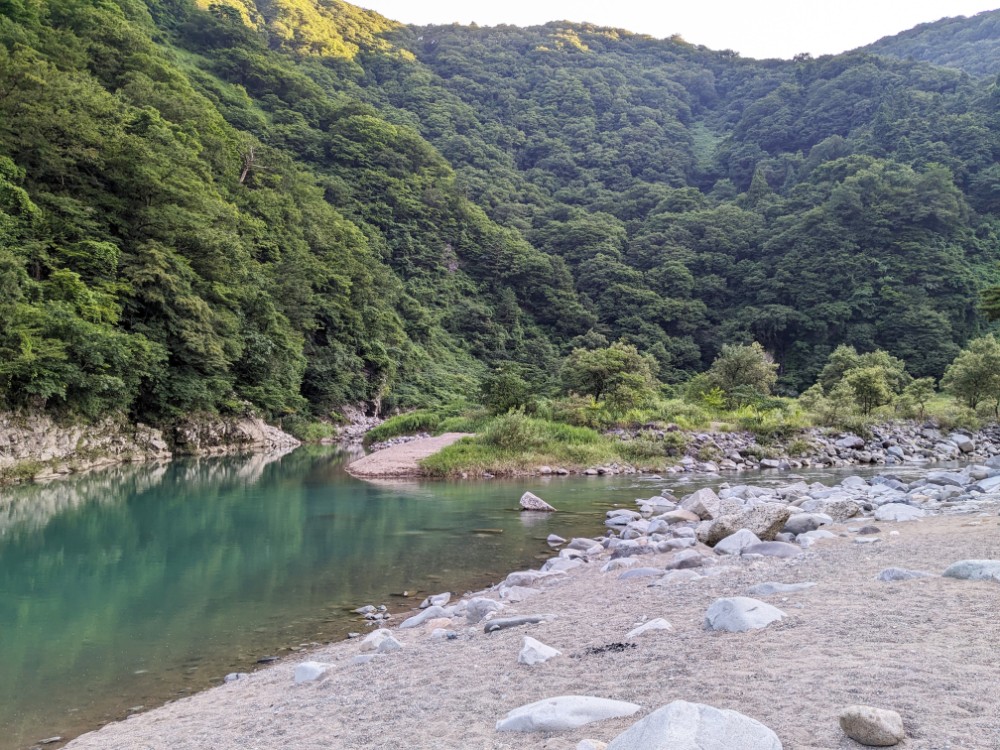 勝原園地(福井県大野市)の前の川