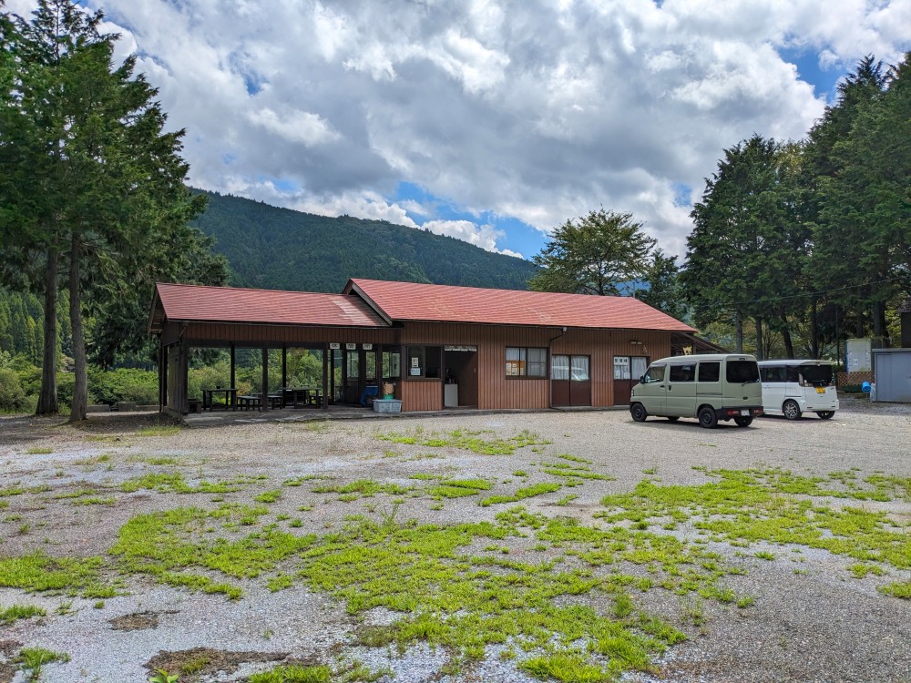 小笠原苑キャンプ場の管理棟