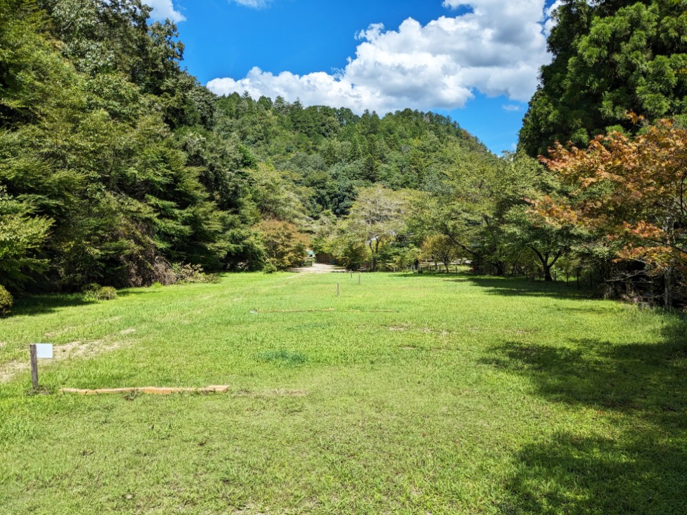 安毛オートキャンプ場(岐阜県美濃市)の区画サイト