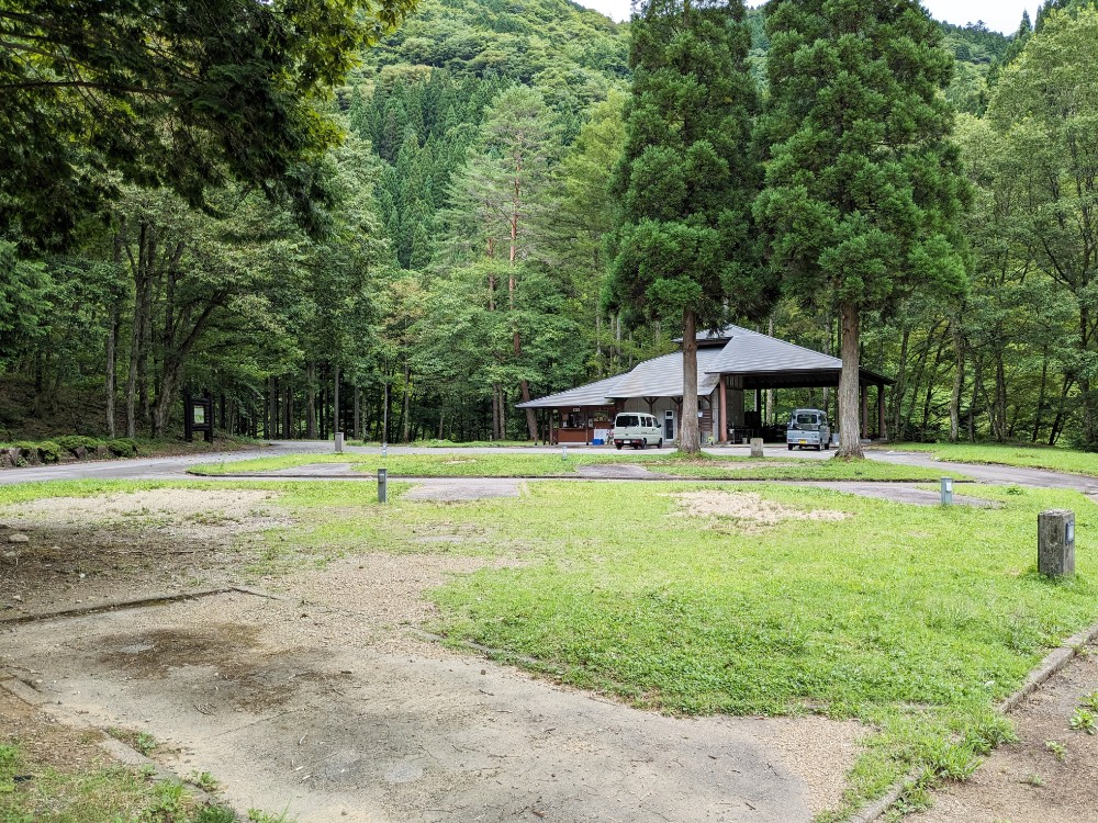 パスカル清見オートキャンプ場(岐阜県高山市)の入口側オートサイト