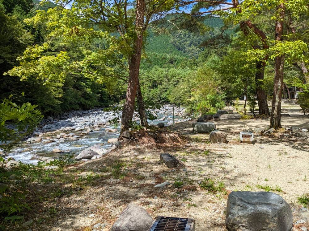 北恵那キャンプ場の川沿いオートサイト