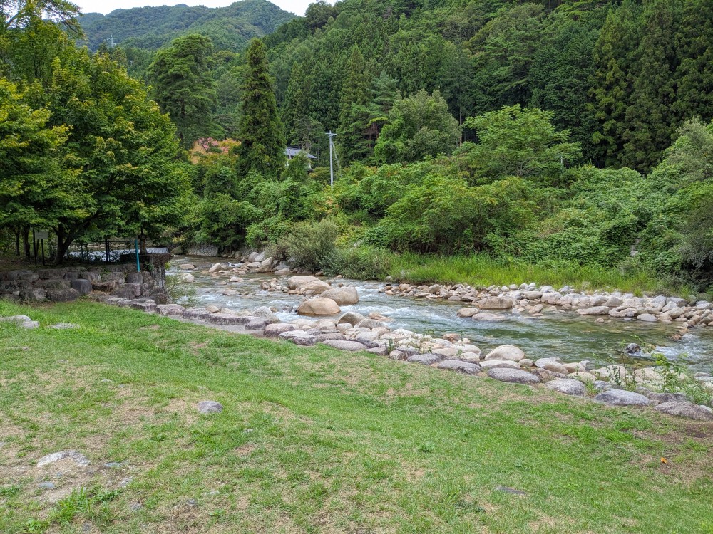 妙琴公園キャンプ場のそばを流れる川