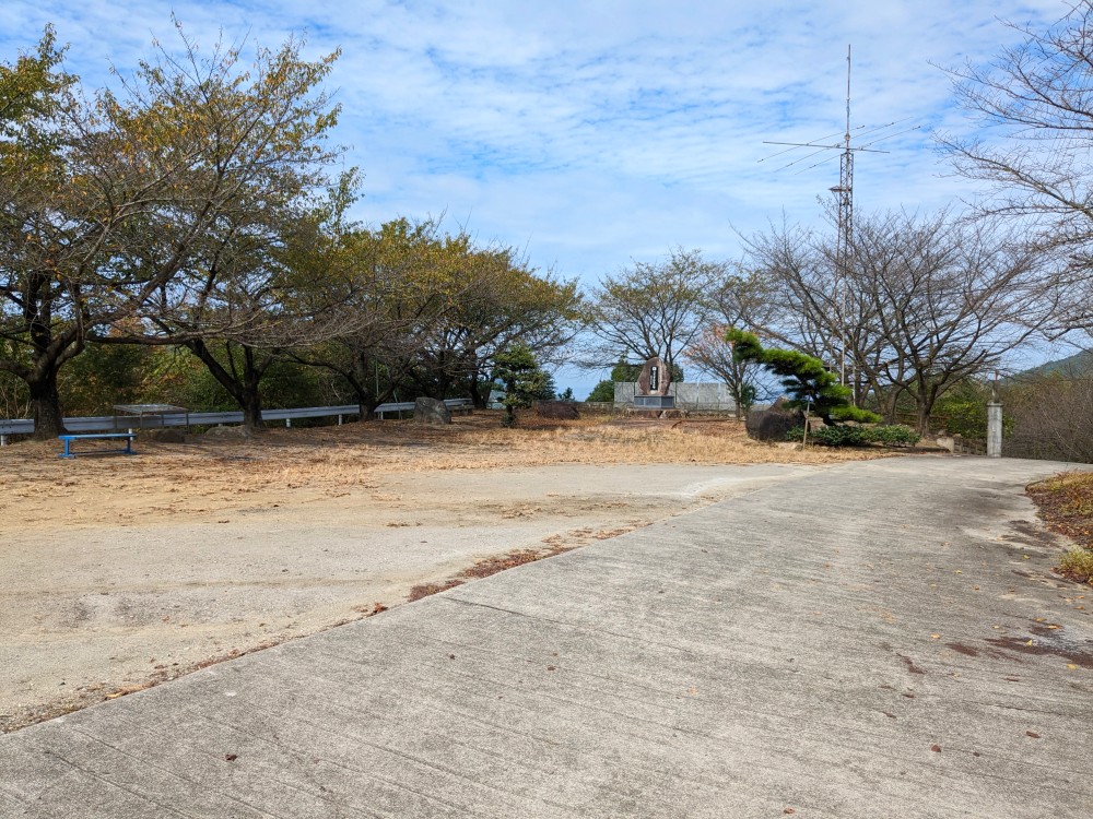 朝日山森林公園キャンプ場の三豊市誕生之碑