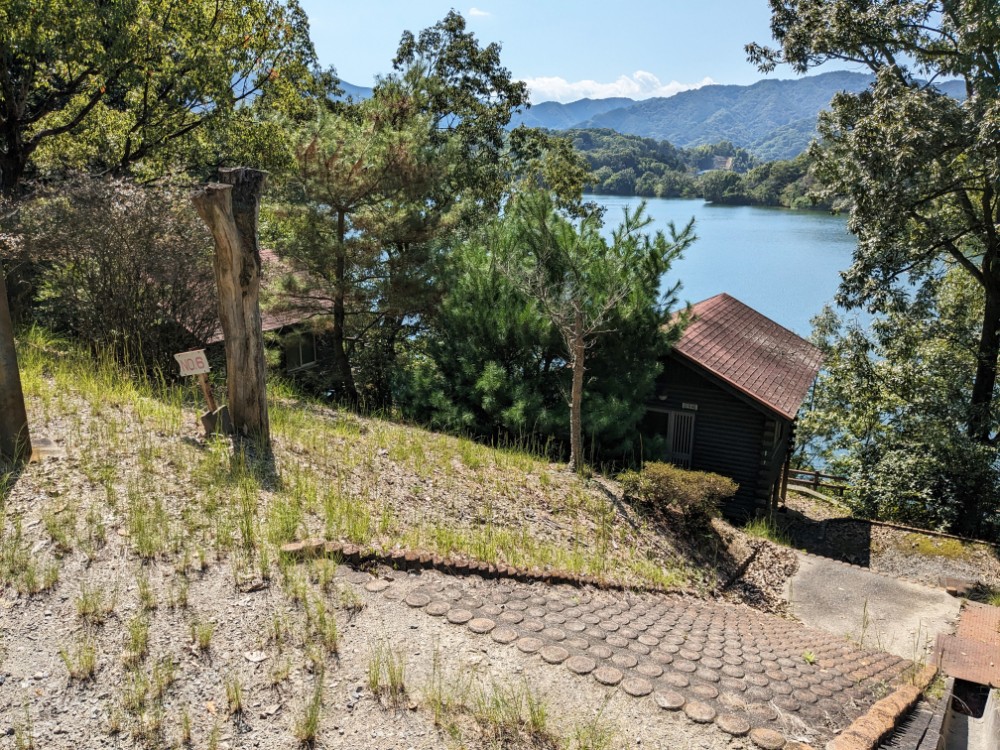 萩の丘公園キャンプ場(香川県観音寺市)のから見る大谷池