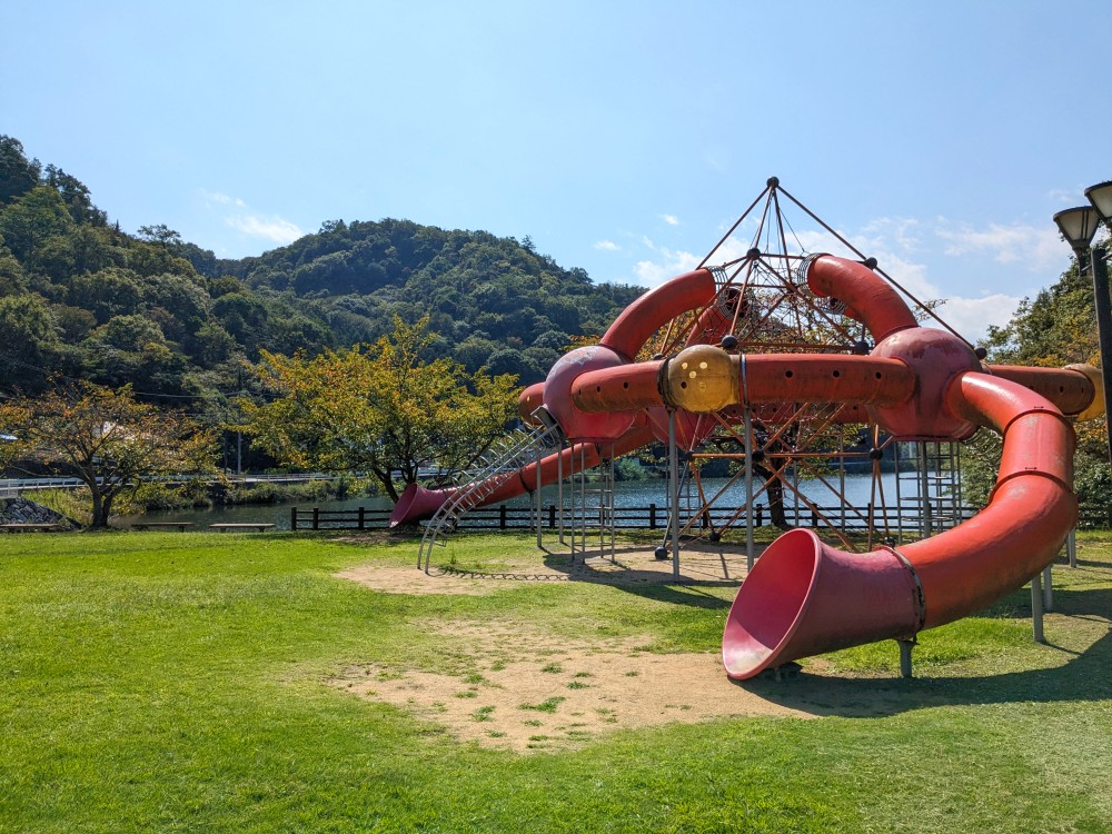 森と湖畔の公園のスペースコロニー