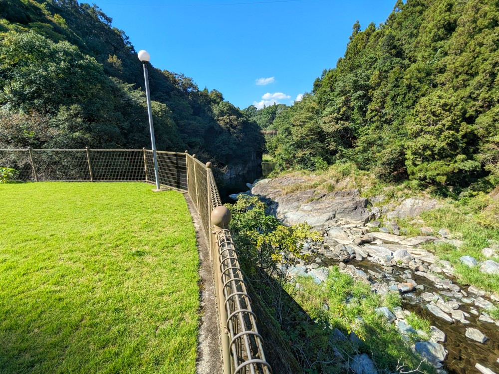 名越峡広場から見える川田川