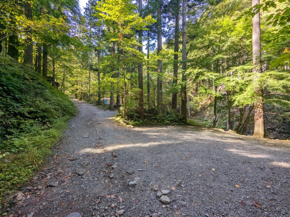 とやの沢オートキャンプ場(山梨県道志村)の川沿いサイト