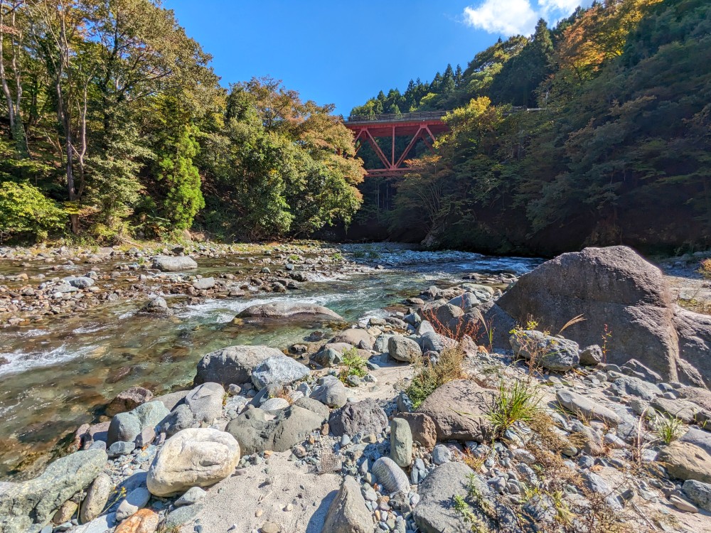 下村キャンプ場の前を流れる道志川