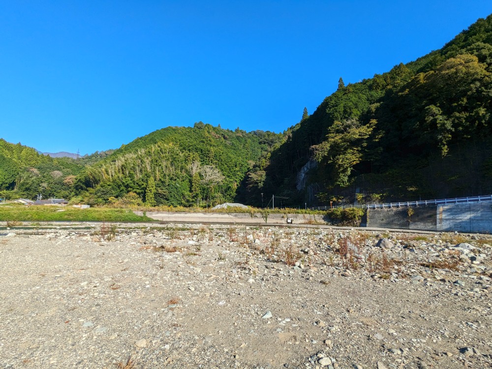 土村キャンプ適地から見える興津川