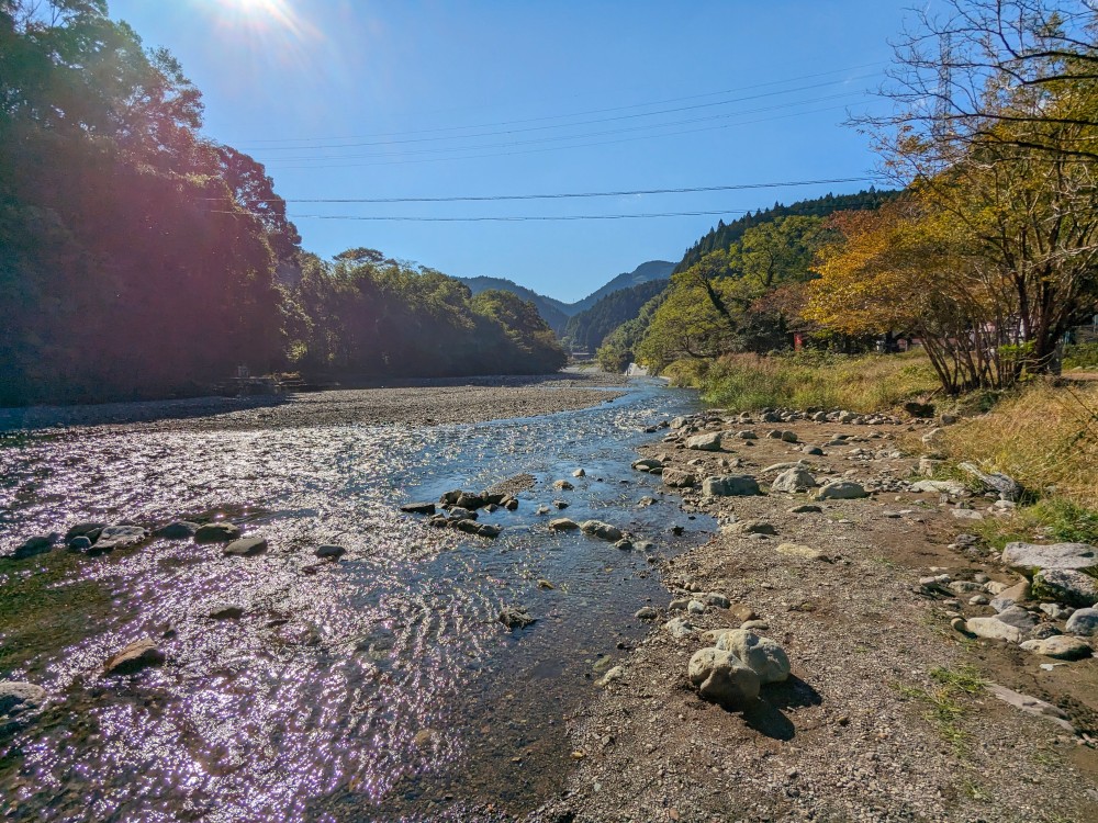 西里キャンプ適地の前を流れる興津川