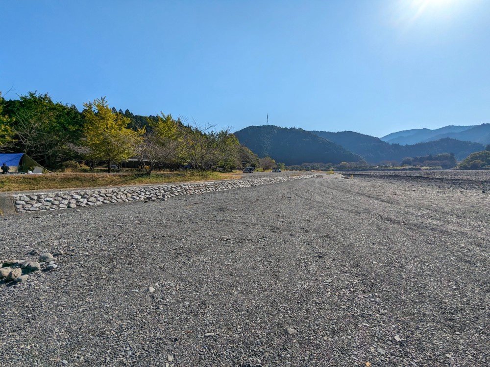 秋葉神社前キャンプ場の河川敷サイト