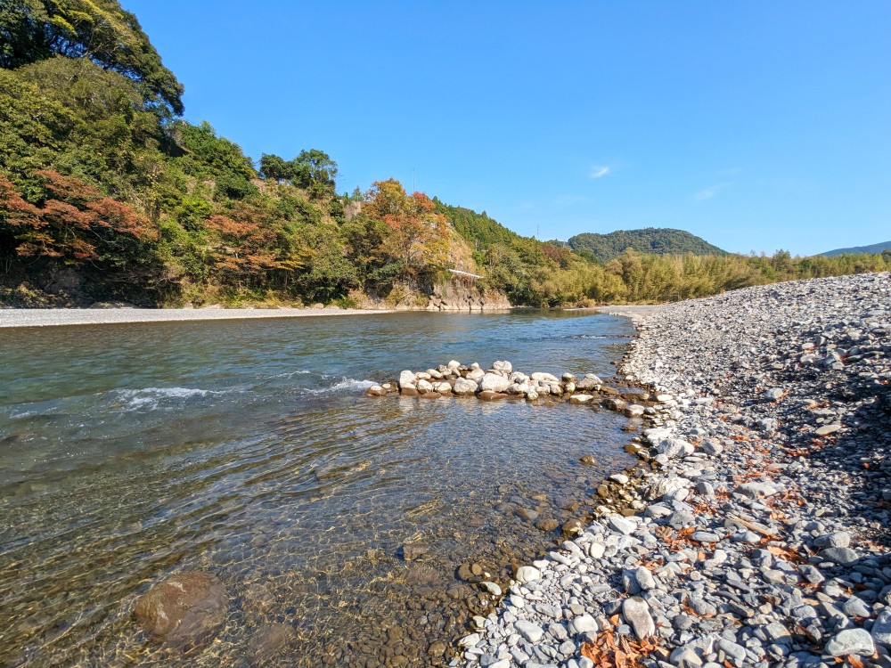 秋葉オートキャンプ場の前を流れる気田川