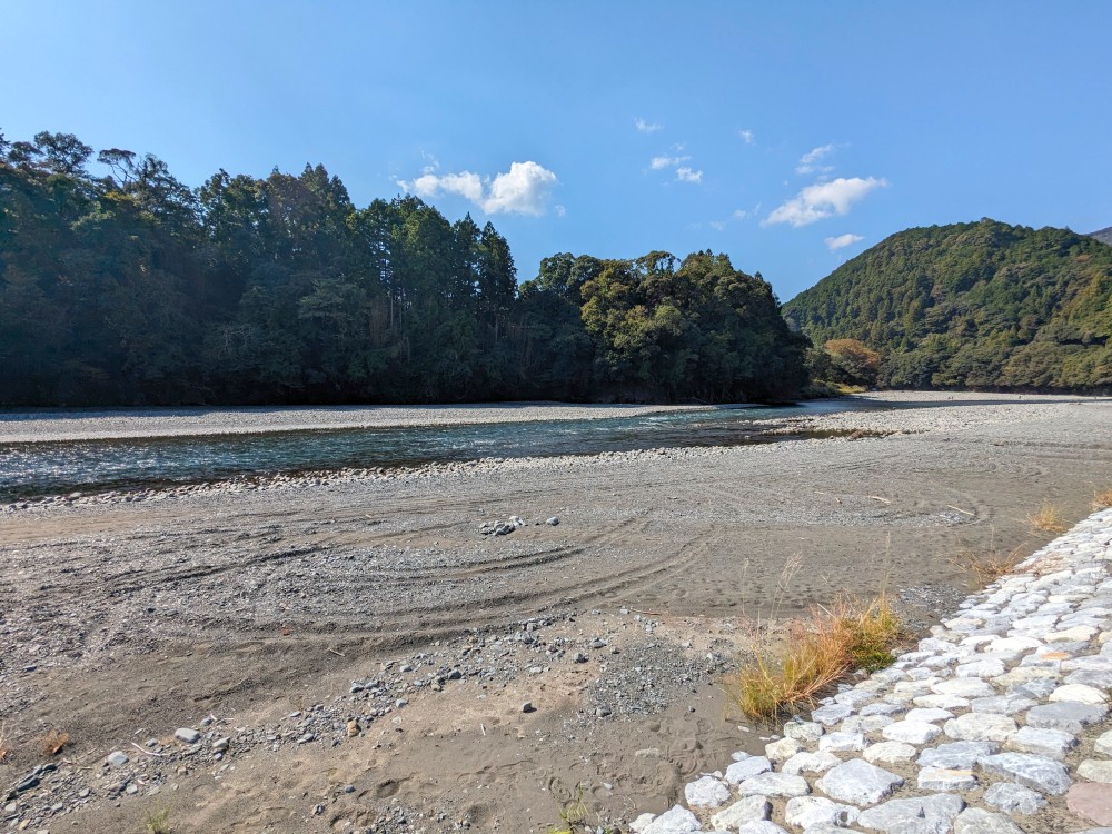 明野キャンプ場の前を流れる気田川