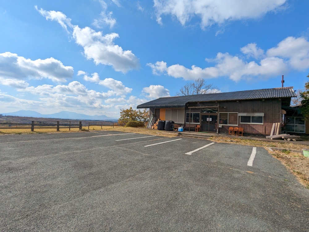 茶屋の原キャンプ場の管理棟・駐車場