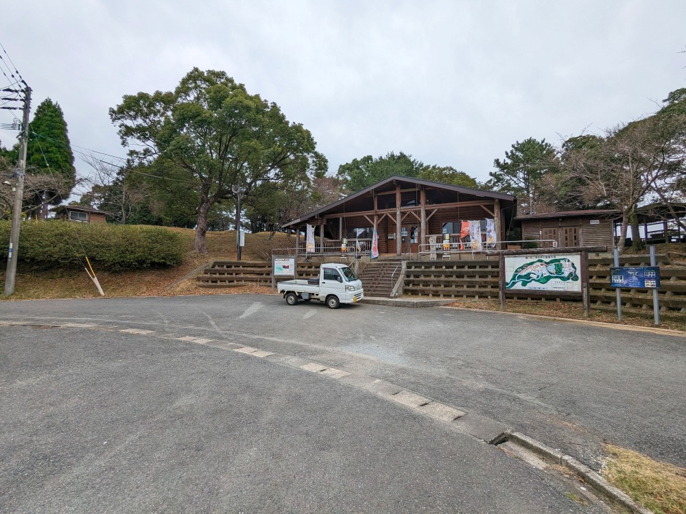 龍ヶ岳山頂自然公園キャンプ場の管理棟・駐車場