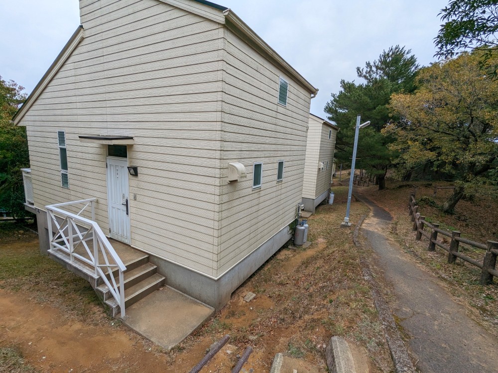 龍ヶ岳山頂自然公園キャンプ場のロッジ