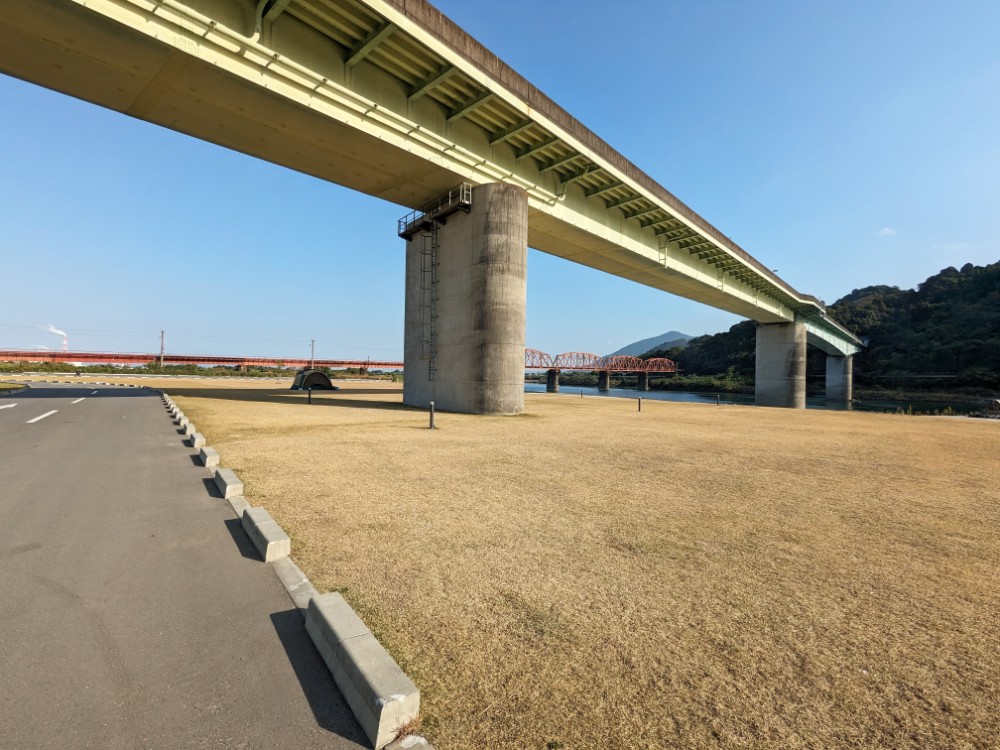 遙拝八の字広場(熊本県八代市)の駐車場側芝生フリーサイト