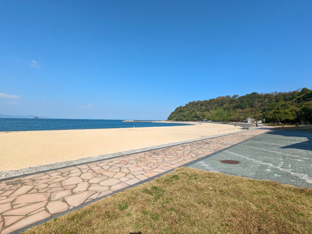 御立岬公園キャンプ場前の御立岬海水浴場