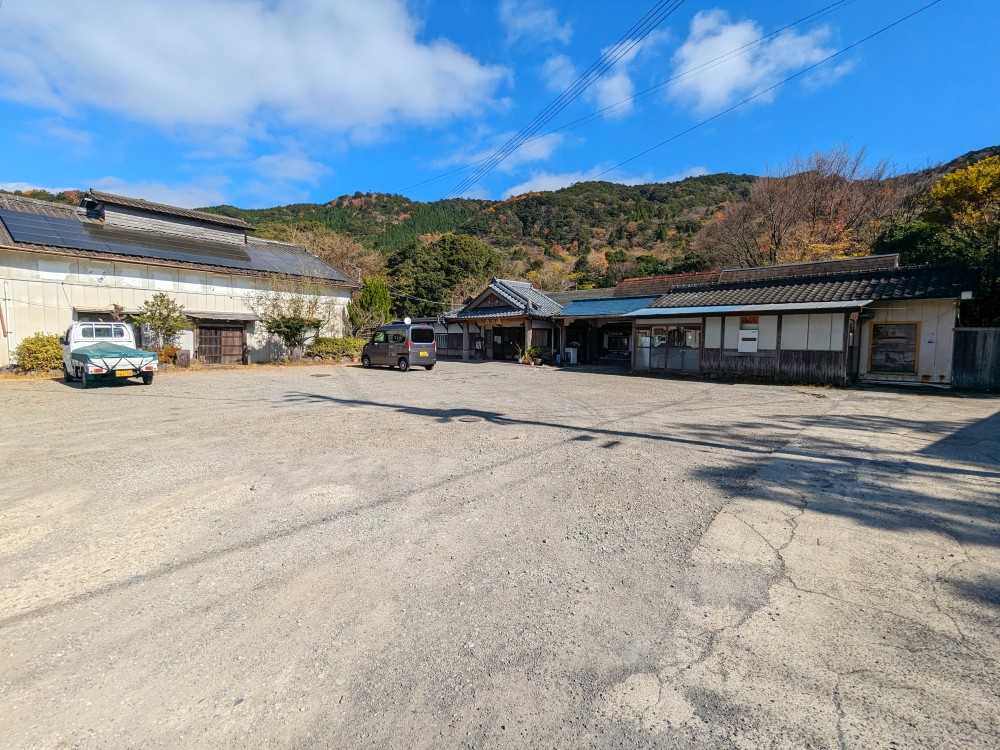 霧島温泉旅の湯の受付・管理棟