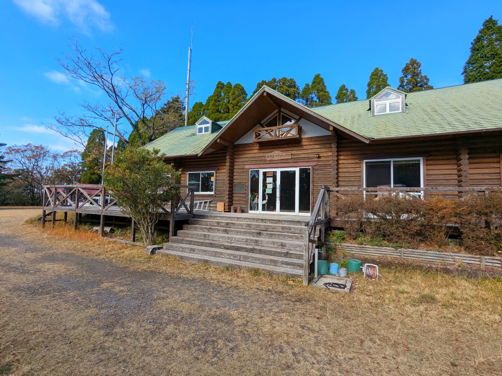 フィールドアート栗野岳ログ・キャンプ村の管理棟