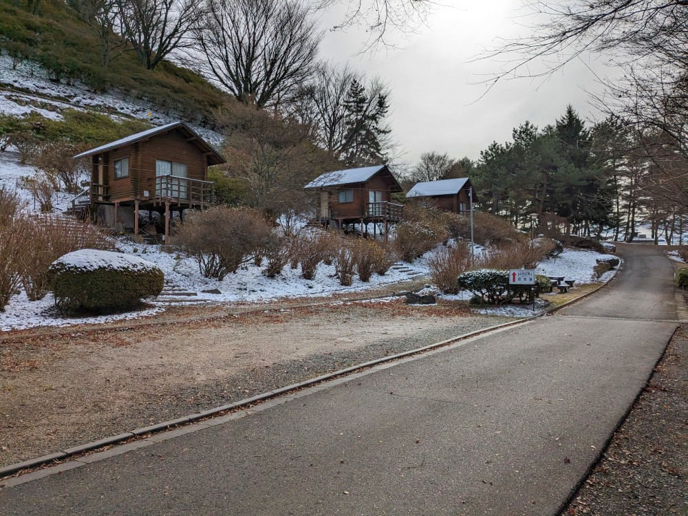 弥高山公園キャンプ場のバンガロー村