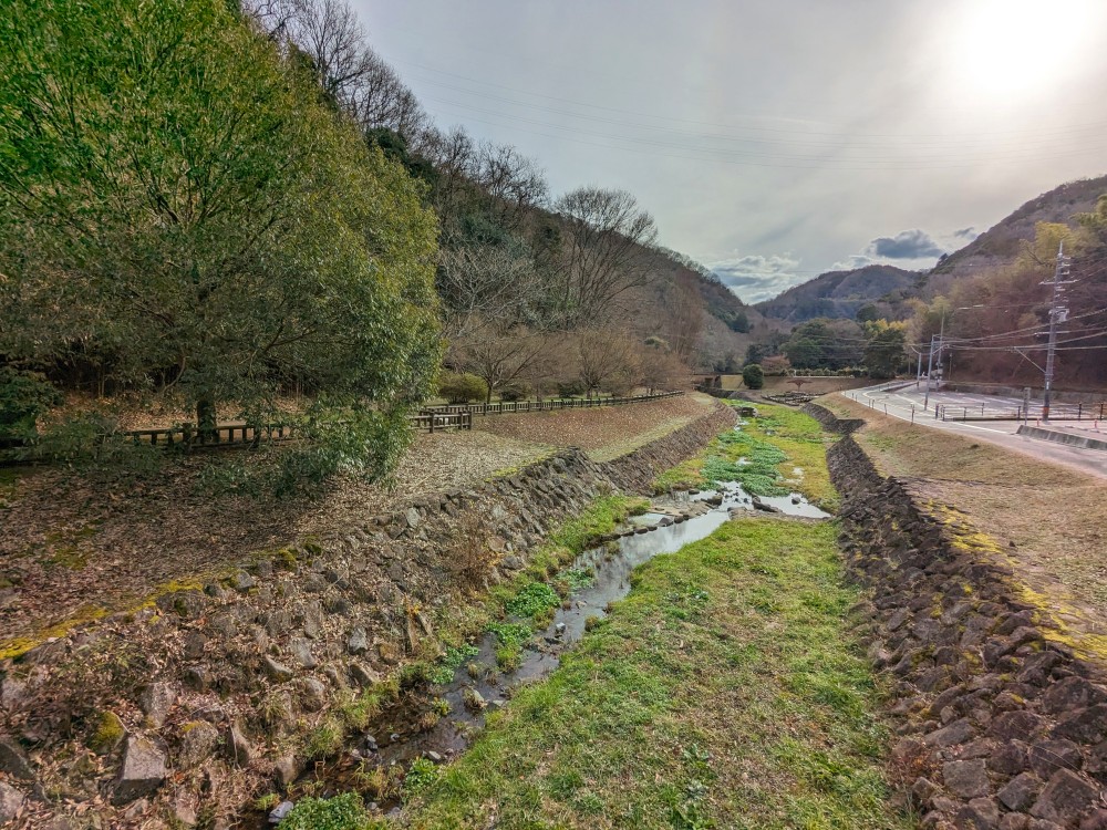 天神峡キャンプ場に流れる小川と駐車場