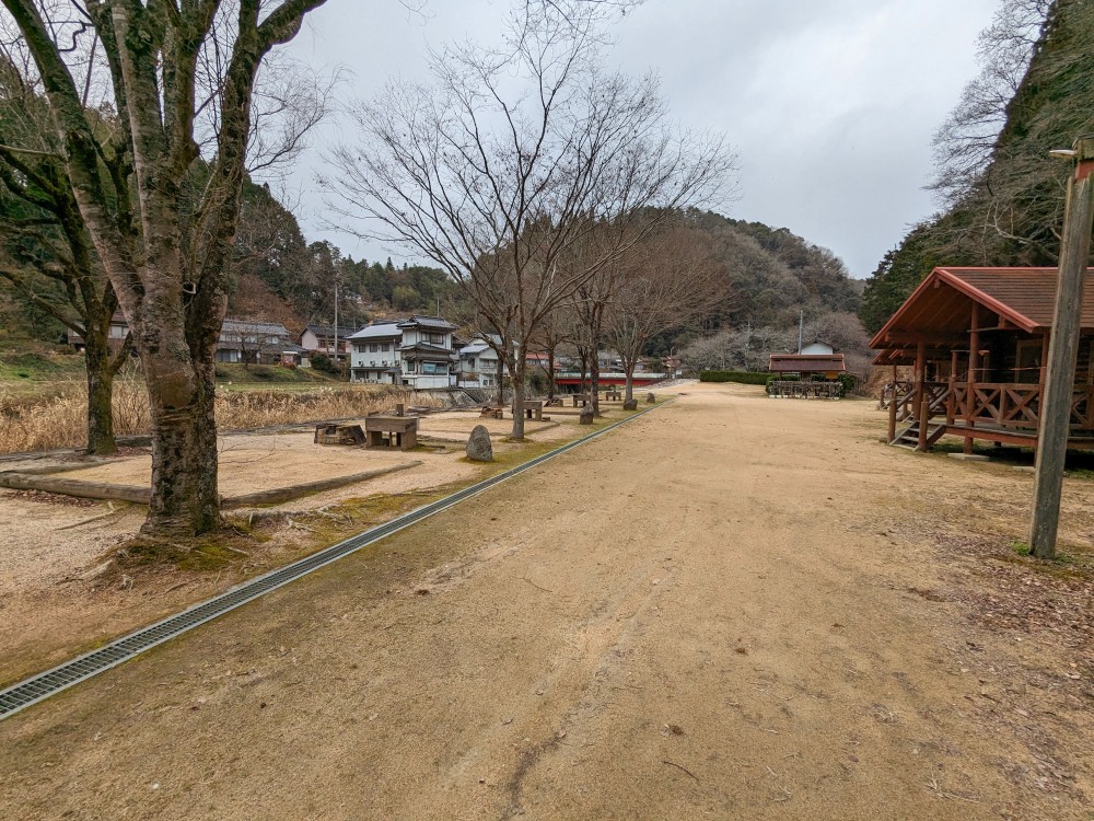 湯の瀬温泉郷キャンプ場の区画サイト