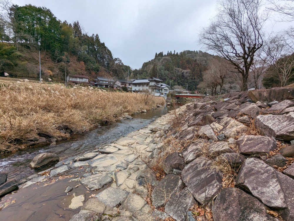 湯の瀬温泉郷キャンプ場の前を流れる豊岡川