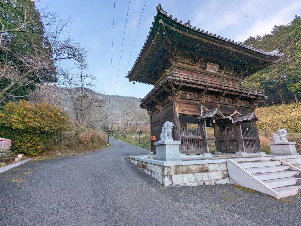 幡降野営場がある普門院の山門