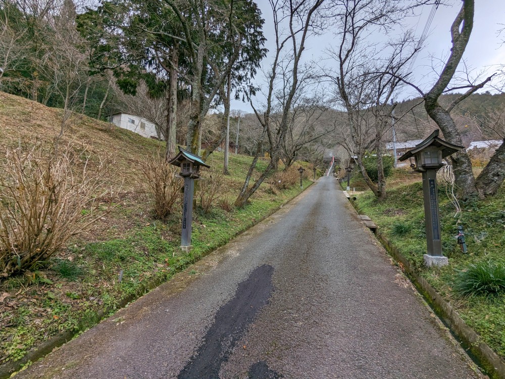 幡降野営場がある普門院の参道