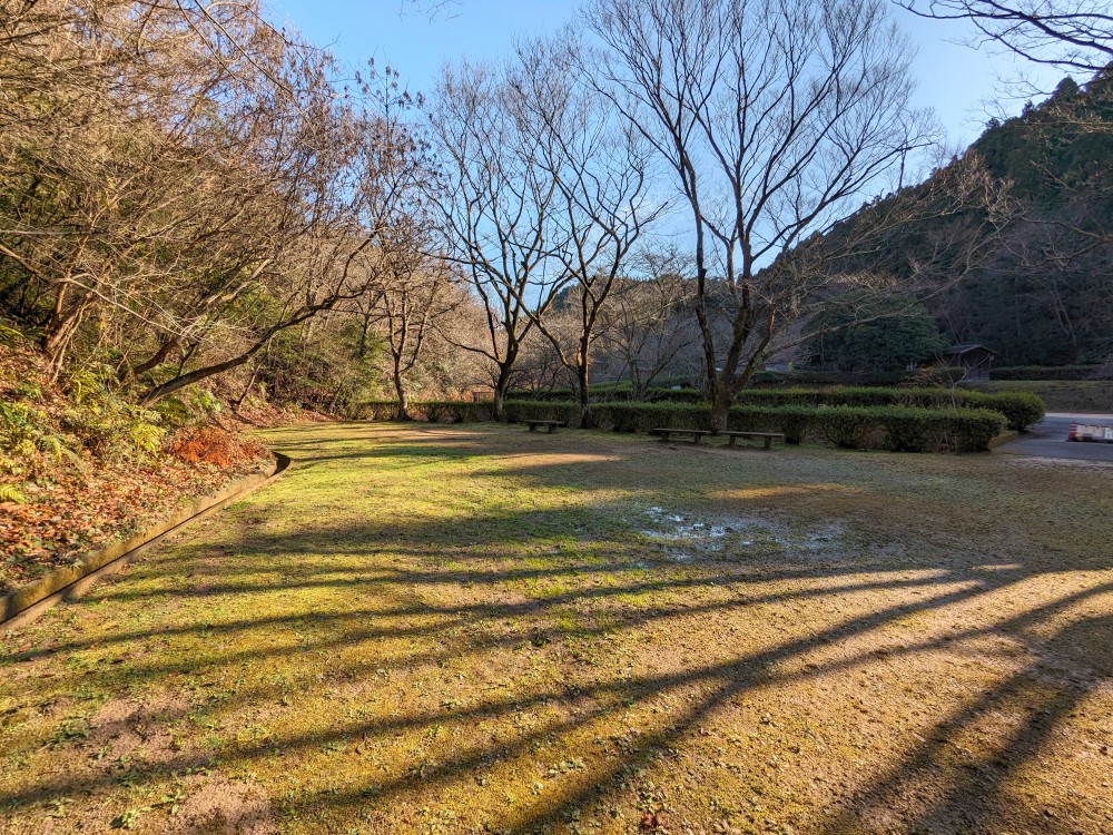 新居浜市市民の森キャンプ場の駐車場下のフリーサイト