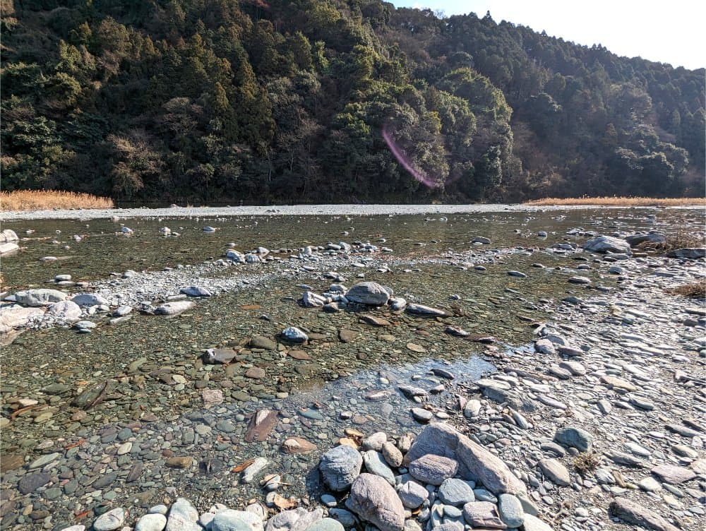 トリム公園の前に流れる加茂川