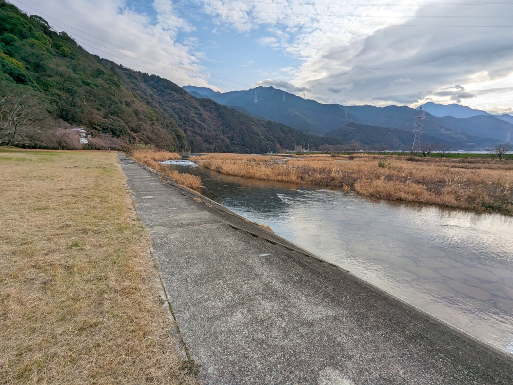 武丈公園の前を流れる加茂川