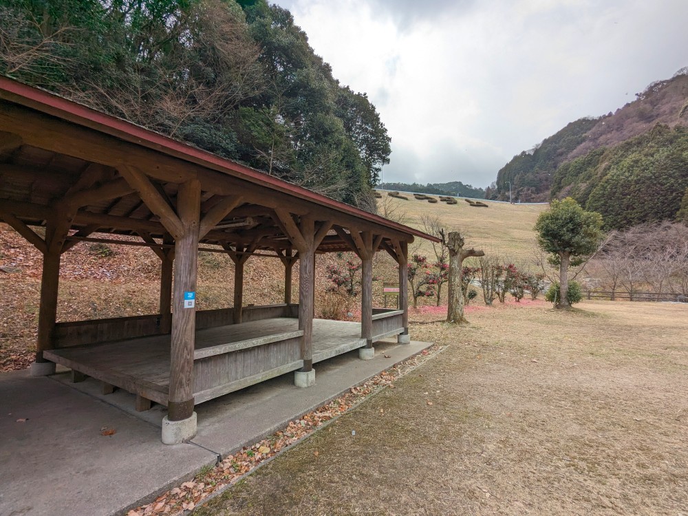 朝倉ダム湖畔緑水公園の東屋