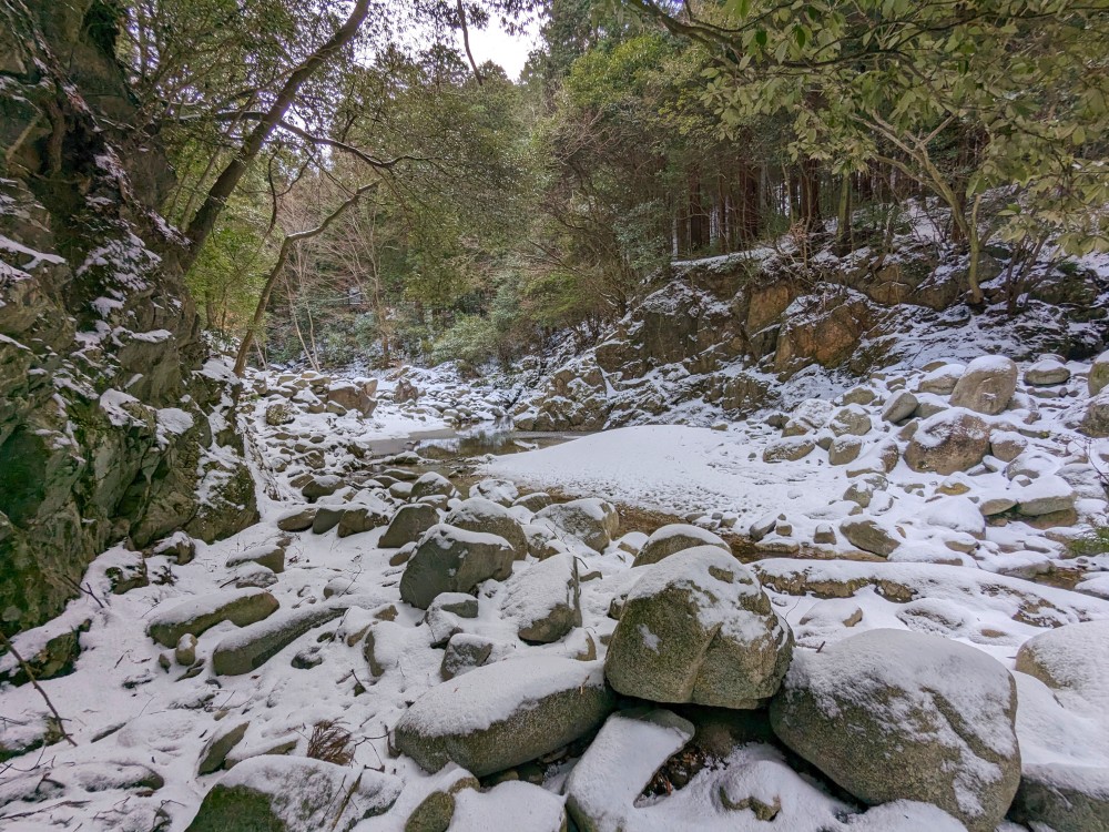 玉川ふれあいの森キャンプ場の近くにある鈍川渓谷