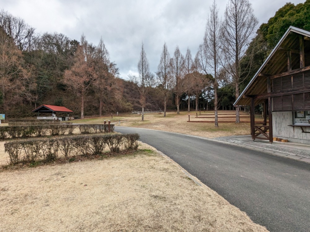 松山市野外活動センター(レインボーハイランド)の受付・管理棟