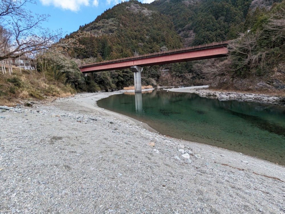 宮崎の河原キャンプ場(高知県仁淀川町)の前を流れる仁淀川