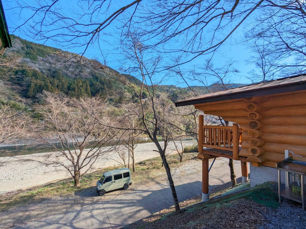 黒瀬キャンプ場のログハウスからの景観