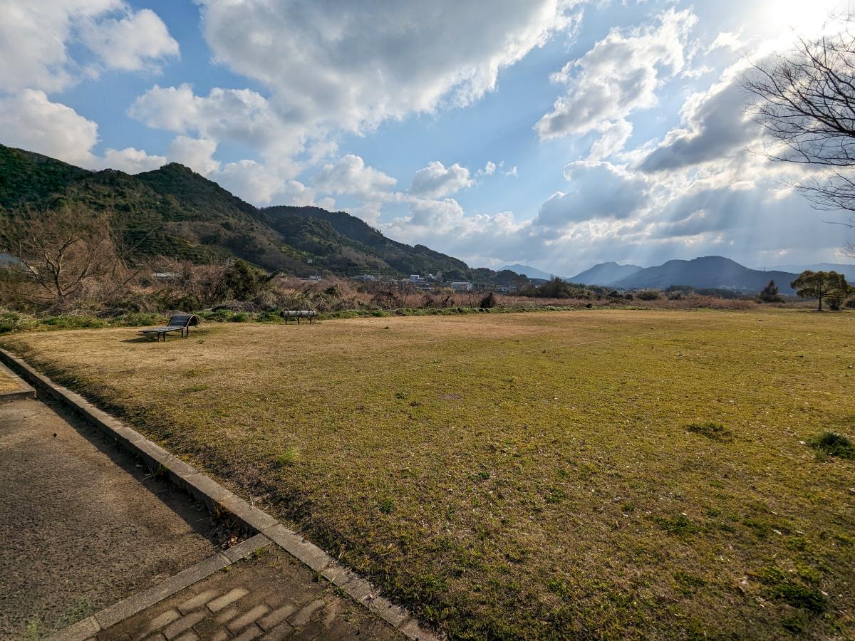 花の里河川公園キャンプ場のフリーサイトから見える川