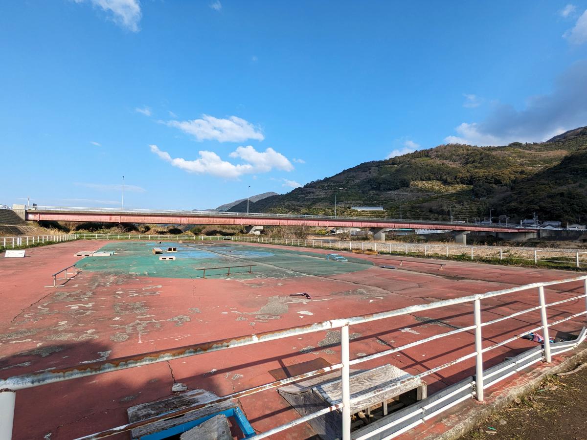 花の里河川公園キャンプ場のローラースケート場