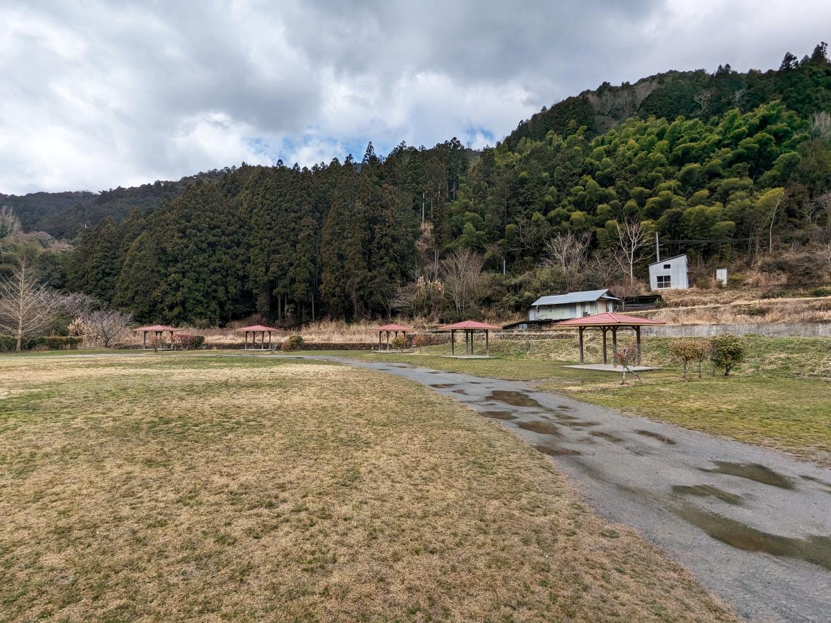 毛原オートキャンプ場の東屋