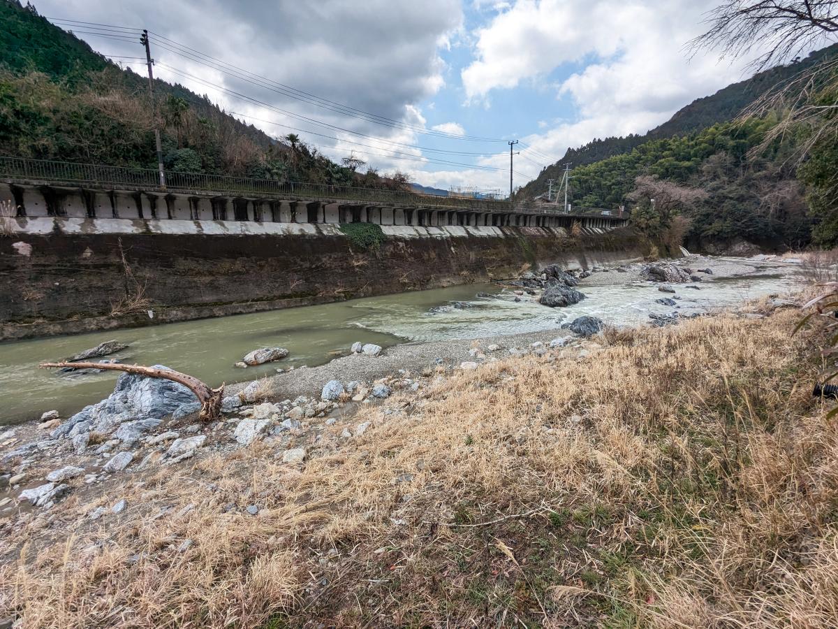 毛原オートキャンプ場の前を流れる川