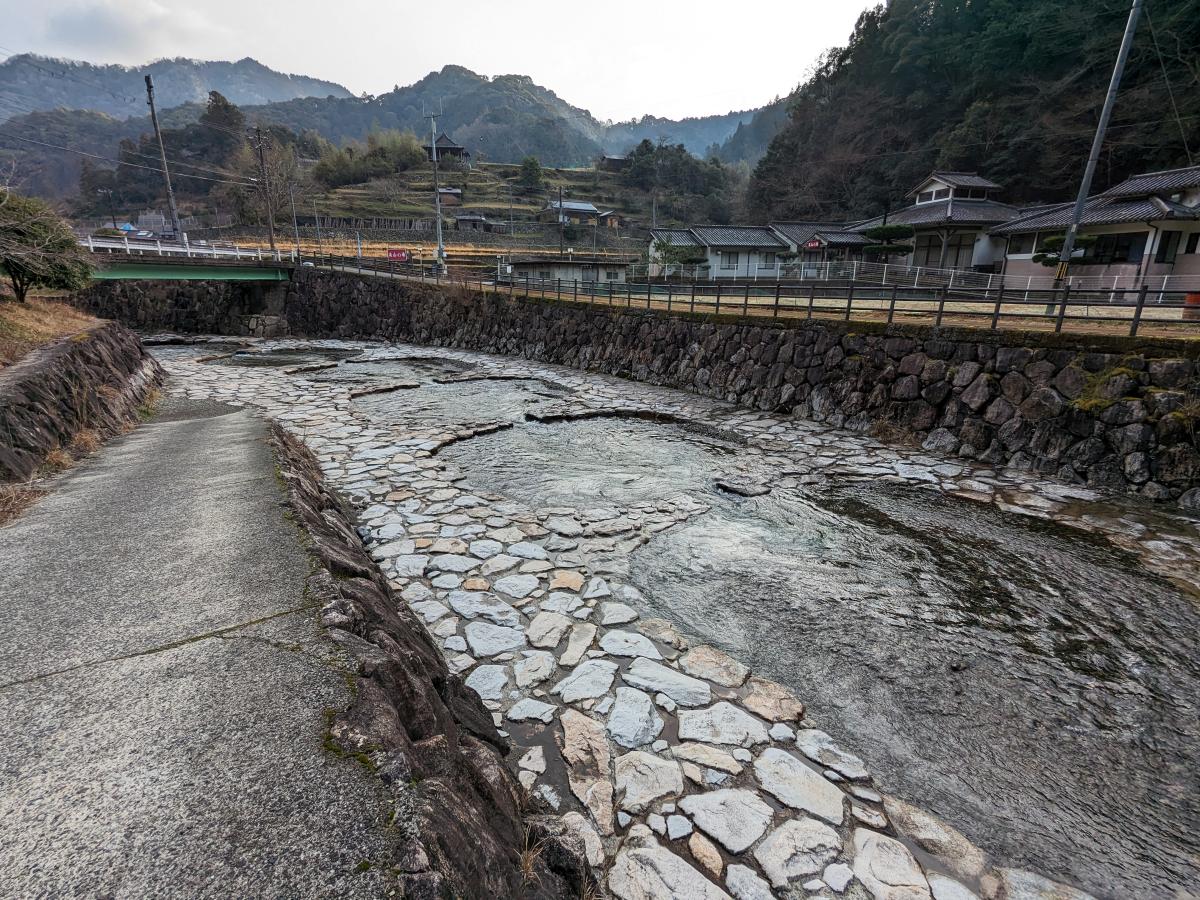 猪谷川水辺公園(和歌山県日高川町)の水辺の遊び場