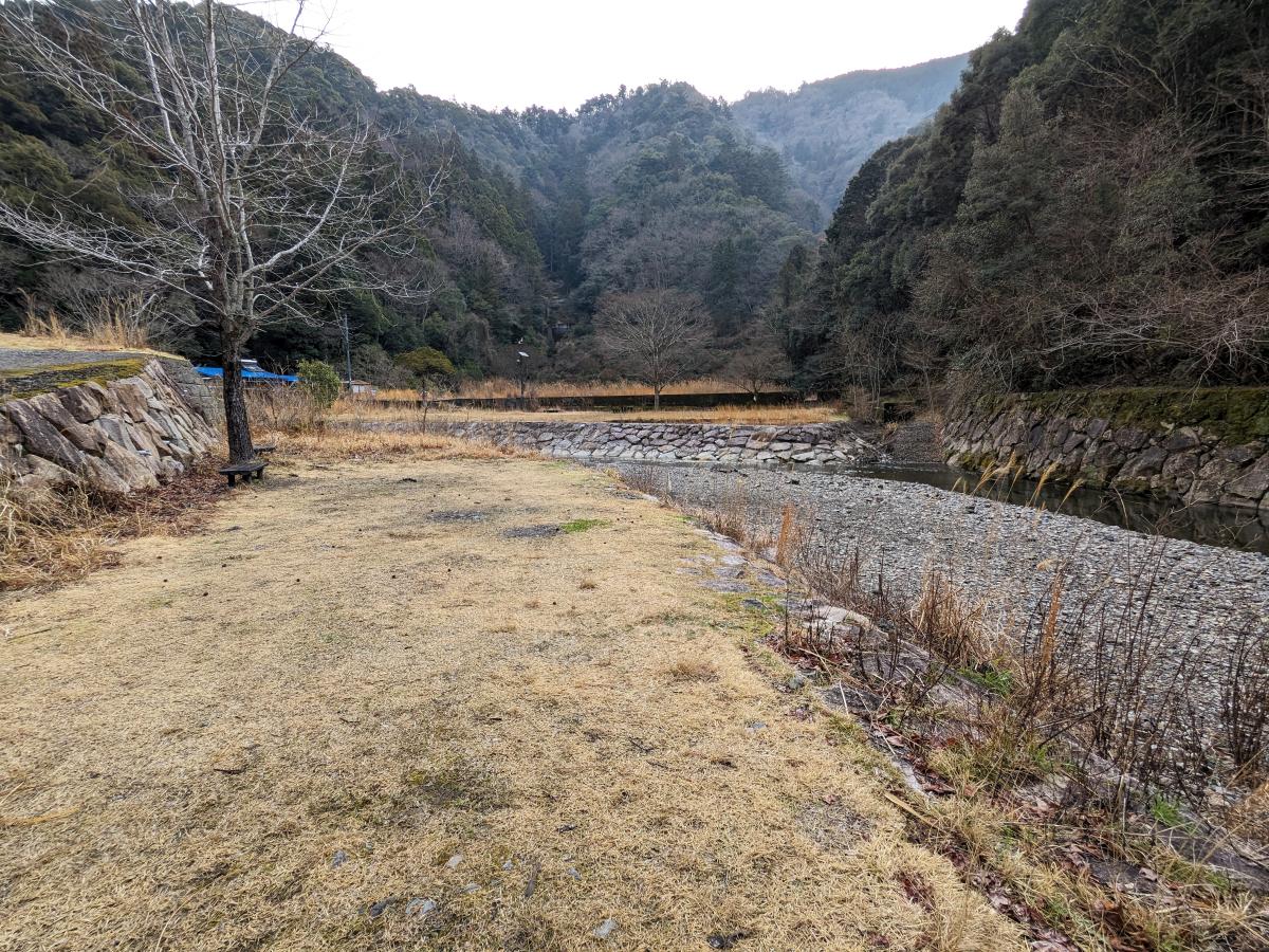 猪谷川水辺公園の川沿いのテントサイト