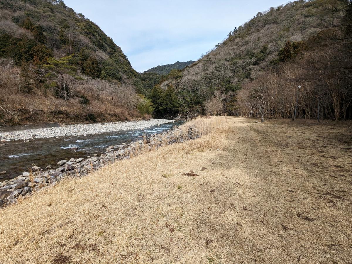 アイリスパークオートキャンプ場(和歌山県田辺市)の川辺のオートサイト