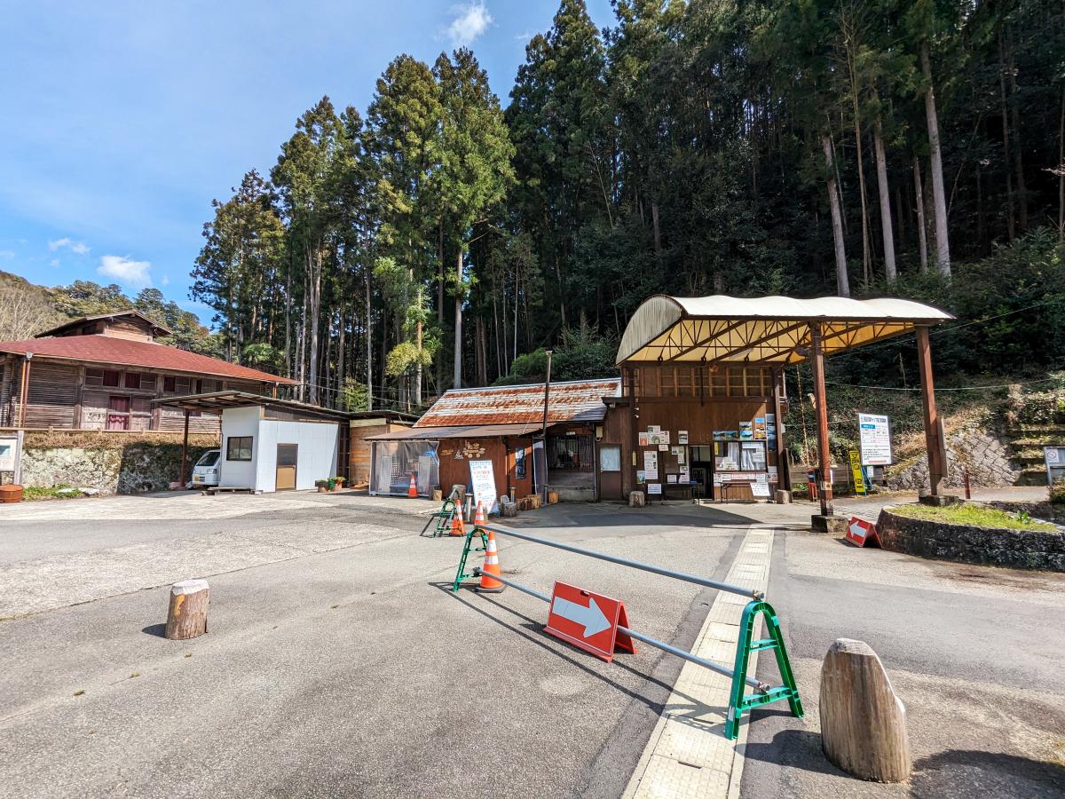 田辺川湯キャンプ場の受付・管理棟