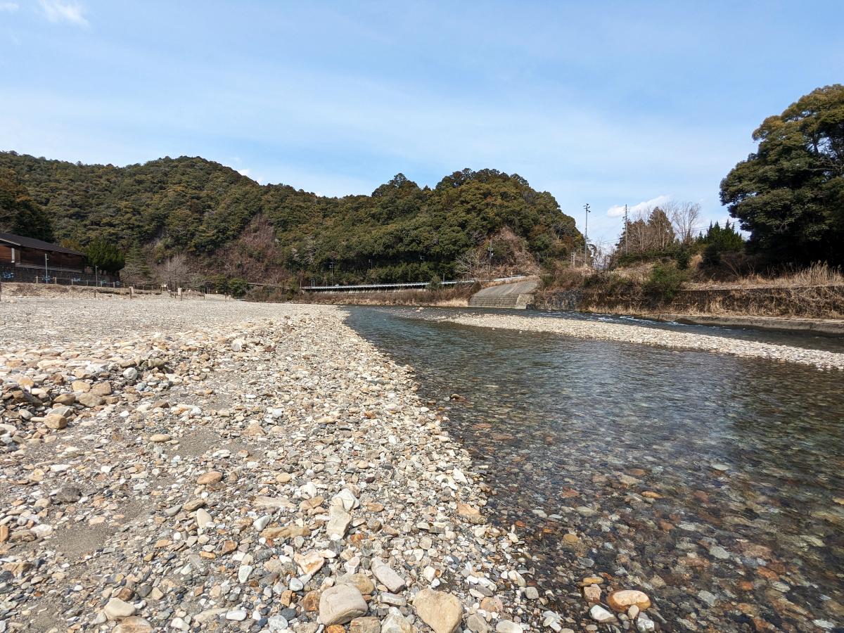 田辺川湯キャンプ場の前を流れる大塔川