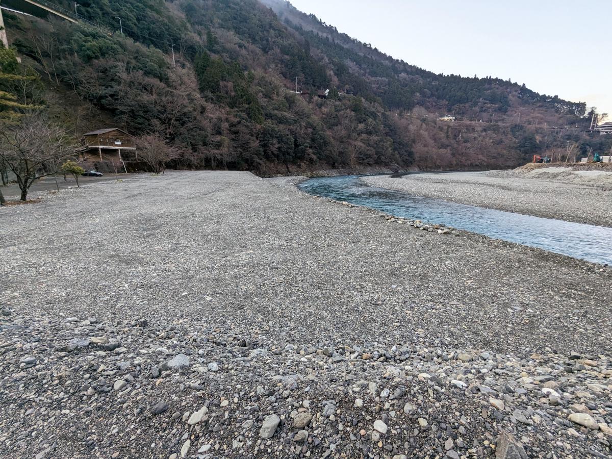 谷瀬つり橋オートキャンプ場の前を流れる川