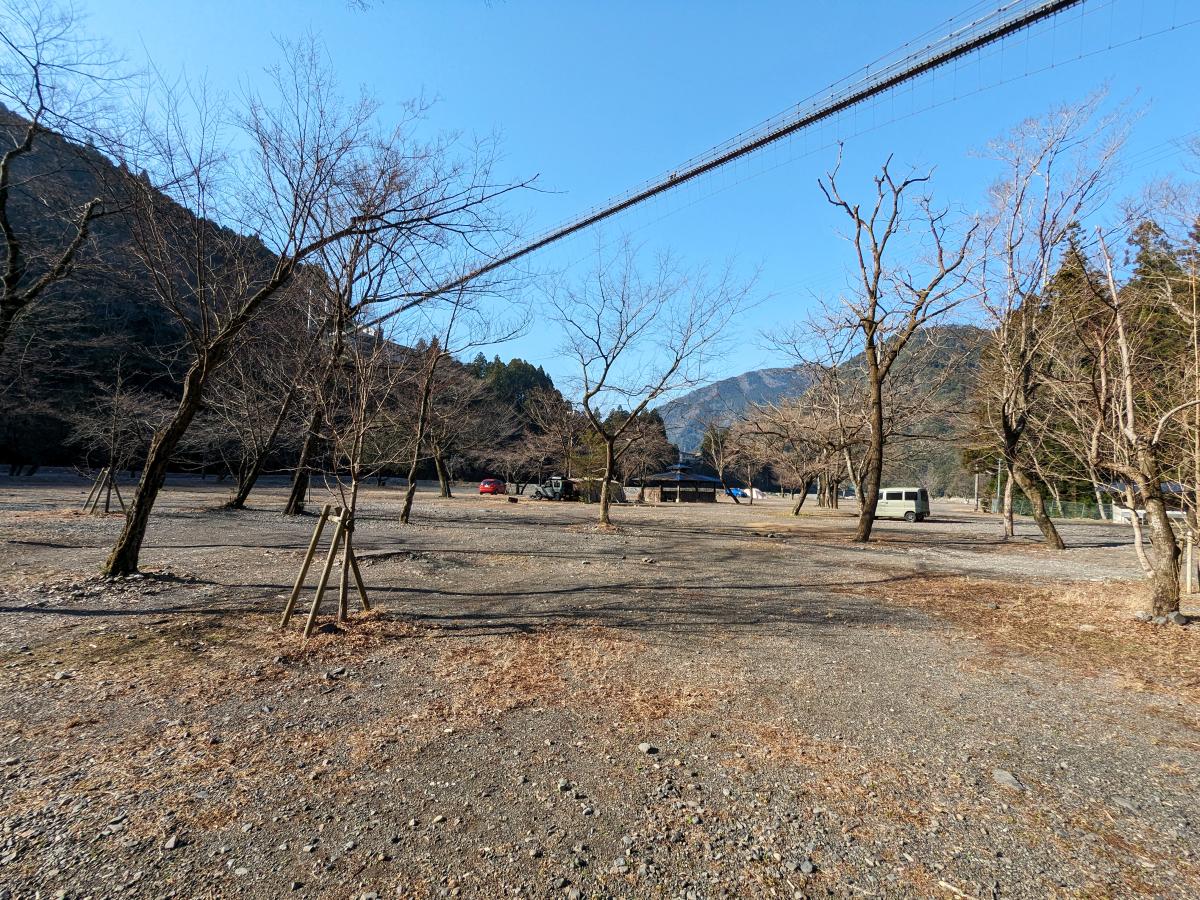 つり橋の里キャンプ場(奈良県十津川村)の真上に架かる谷瀬の吊り橋